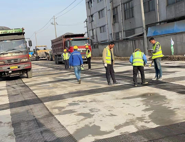 沈河老材料的新故事：玻璃纤维土工格栅如何在‘白改黑’浪潮中重获新生？